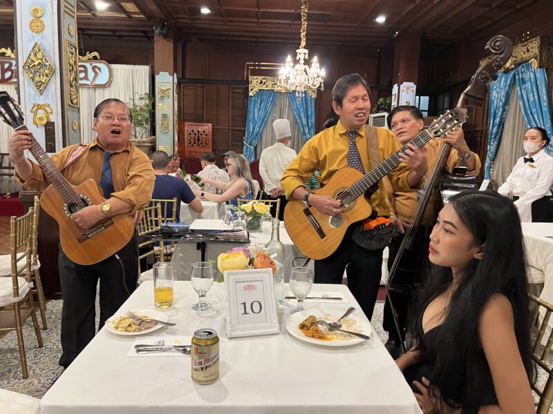 トリオ・ロスパンチョスの曲を演奏