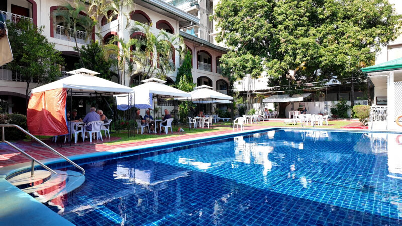 アンヘレスのオーキッドインHOTELのプールサイド