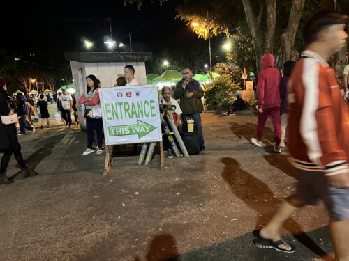 屋台広場の入り口