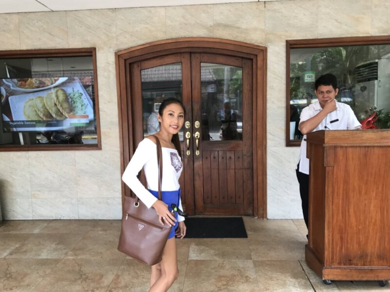 マニラの多国籍料理カマヤンの入り口